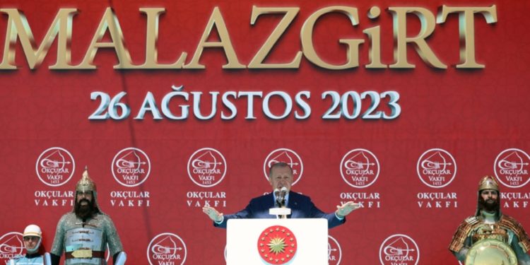 Erdoğan’ın Malazgirt’te de gündemi seçimdi: “İllerimizi geri almaya hazır mıyız?”