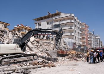 Deprem hasarlı binanın yıkımı sırasında yaşanan çökmede operatör yaşamını yitirdi