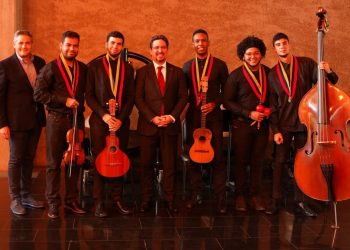 Türkiye’den Venezula’ya müzik enstrümanı bağışı