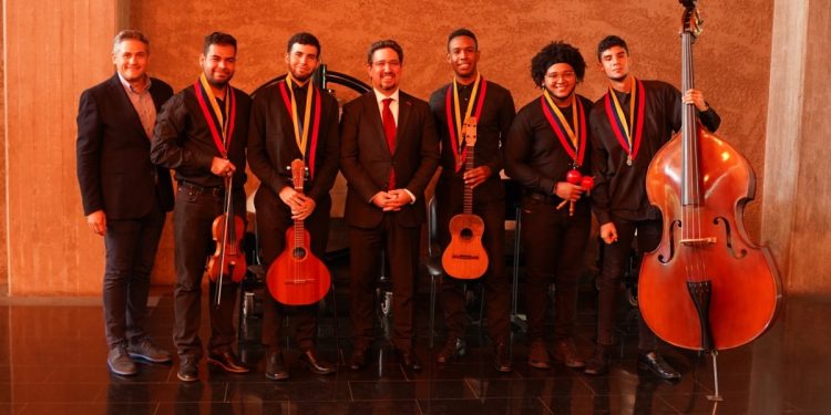 Türkiye’den Venezula’ya müzik enstrümanı bağışı