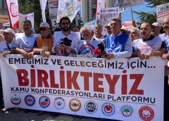 Memurlar maaş zam tekliflerini protestolarla karşıladı