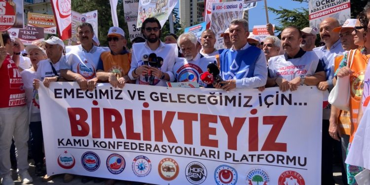 Memurlar maaş zam tekliflerini protestolarla karşıladı
