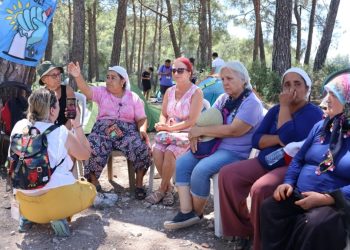 Akbelenli köylü kadınlar toprağını koruma derdinde: “Maden için taşındık yine tarlamızı istiyorlar”