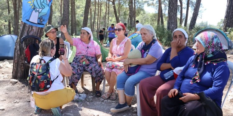 Akbelenli köylü kadınlar toprağını koruma derdinde: “Maden için taşındık yine tarlamızı istiyorlar”