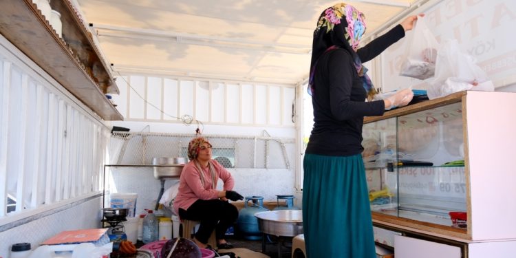Depremzede kadınlar yeni iş alanlarıyla felaketin izlerini silmeye çalışıyor