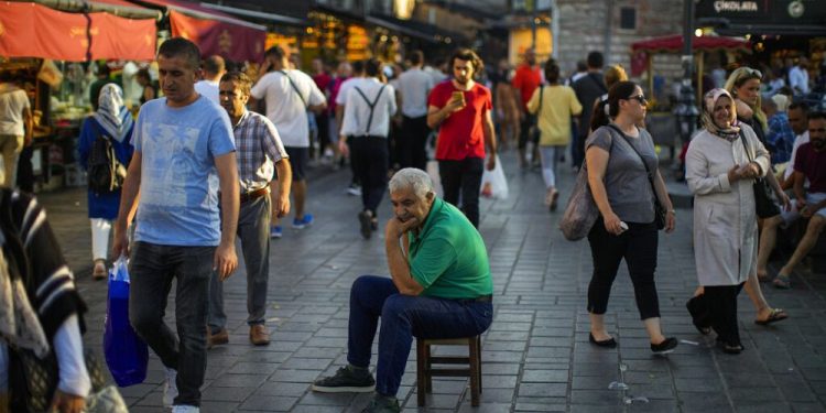 Memur ve en düşük memur emeklisi maaşının açlık ve yoksulluk sınırına oranı nasıl değişti?