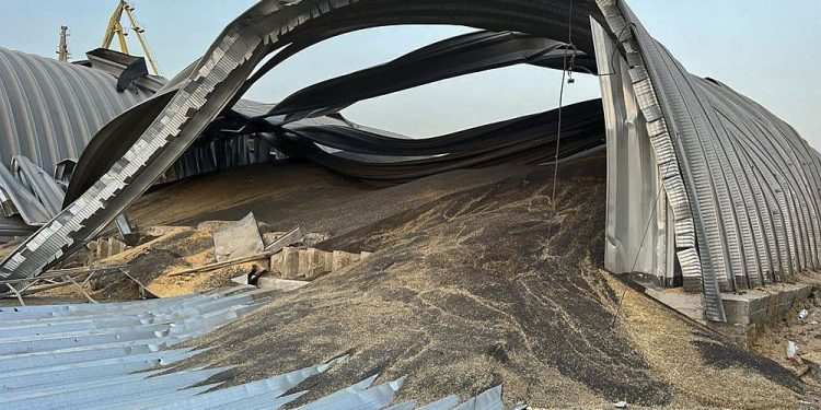 Ukrayna Rusya’nın hava saldırılarında tahıl depolarının zarar gördüğünü bildirdi