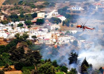 Yunanistan yangınlar nedeniyle tahliye edilen turistlere bedava tatil verecek