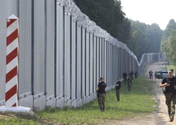 Polonya, Belarus sınırına ilave 2 bin asker konuşlandıracak