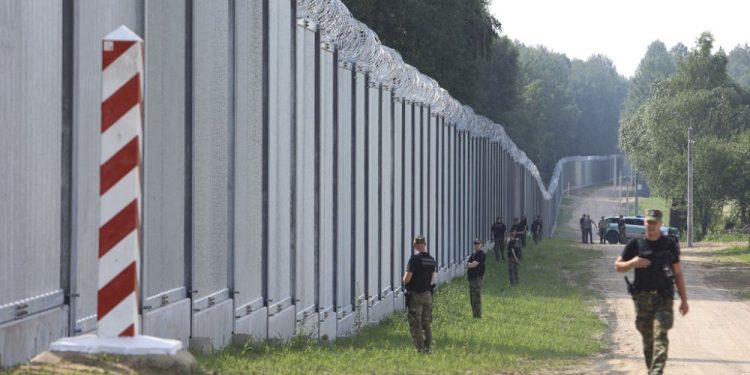 Polonya, Belarus sınırına ilave 2 bin asker konuşlandıracak