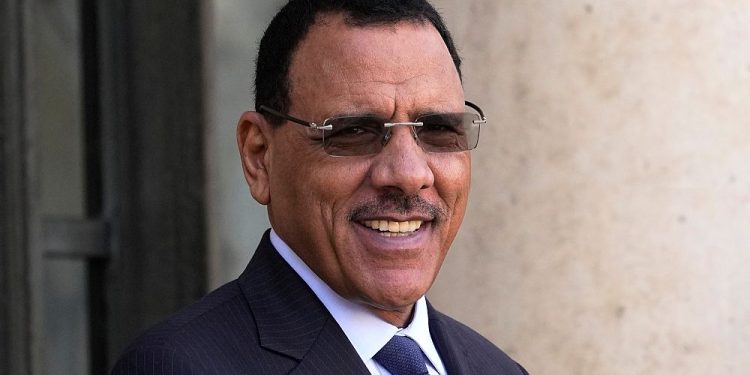 Nijer cuntası: Devrik Cumhurbaşkanı Bazum vatana ihanet suçundan yargılanacak