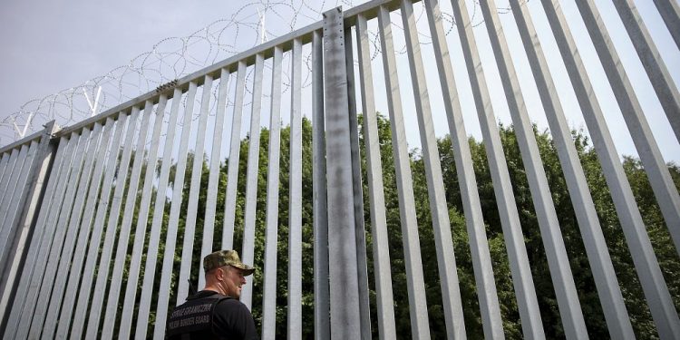 Polonya’da ‘Rusya ve göçmen’ alarmı: Belarus sınırına 10 bin asker gönderilecek