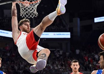 12 Dev Adam İzlanda karşısında farklı kazandı