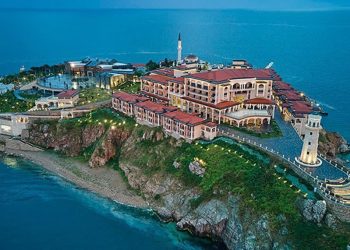 3.8 milyar lira harcadıktan sonra Albayrak ailesine peşkeş çekilen Yassıada’da in cin top oynuyor