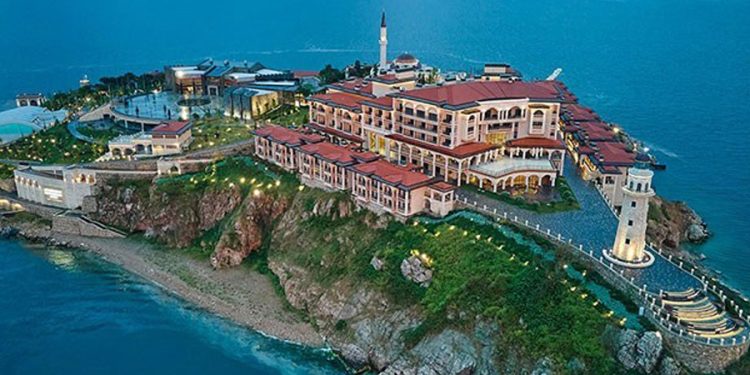 3.8 milyar lira harcadıktan sonra Albayrak ailesine peşkeş çekilen Yassıada’da in cin top oynuyor