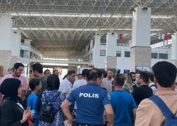 Amed’de uçak seferi iptal edilen yolcular saatlerce bekletildi