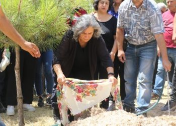 Gültan Kışanak ablasını son yolculuğuna uğurladı