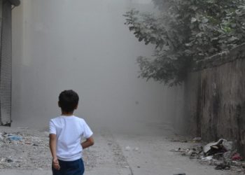 Amed’de yıkım çalışması mahalleyi toza boğdu