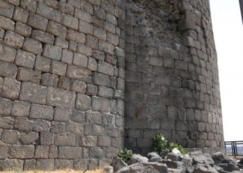 Depremin vurduğu tarihi surlar kaderine terk edildi