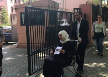 Emine Şenyaşar tekerlekli sandalye ile bakanlığa gitti