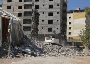 Deprem bölgesinde ağır hasarlı binalar tehlike saçıyor!