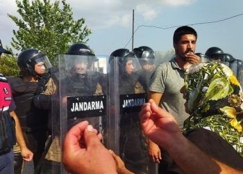 Sera işçilerinden asker barikatı önünde açıklama