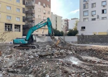 Satılan eski Cizre belediye binası yıkıldı