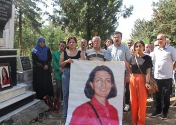 KESK kurucularından Erol mezarı başında anıldı