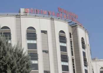 Belediyenin havuzuna giren çocuk yaşam mücadelesi veriyor