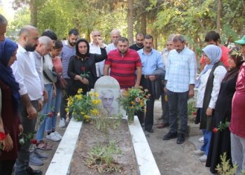 Gazeteci Hüseyin Deniz mezarı başında anıldı