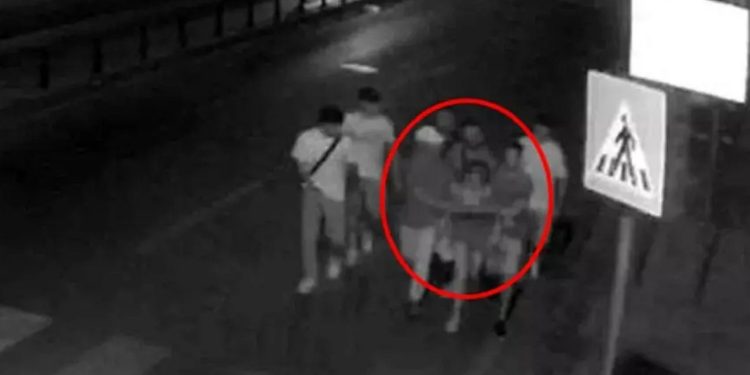 7 erkek 19 yaşındaki kıza tecavüz ederek o anları kaydetti