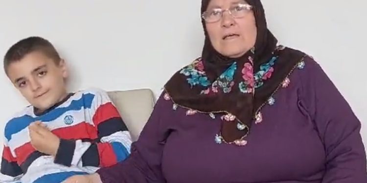 8 yaşındaki otizmli Tarık’ın babaannesi yetkililere seslendi: ‘Gelinimi tahliye edin, çocuk sabah akşam annesini istiyor’