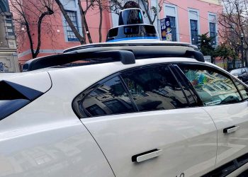 ABD'de sürücüsüz araçlar yine gündemde: İnternet bağlantısı kesilen robot taksiler karmaşaya neden oldu