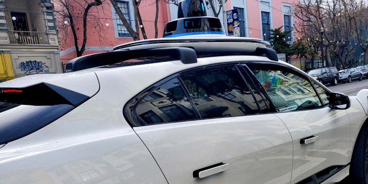 ABD'de sürücüsüz araçlar yine gündemde: İnternet bağlantısı kesilen robot taksiler karmaşaya neden oldu