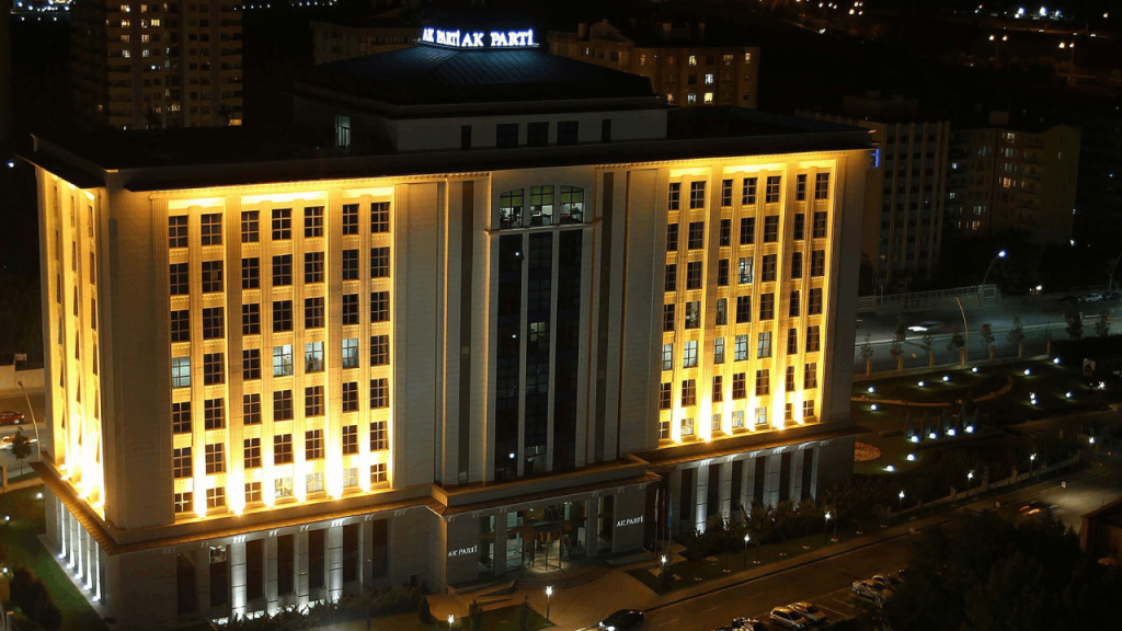 AKP'nin "babalar ve oğulları"... Eski vekillerin oğulları da bürokrasiye atanıyor, yılda 1 buçuk milyon TL ödeniyor