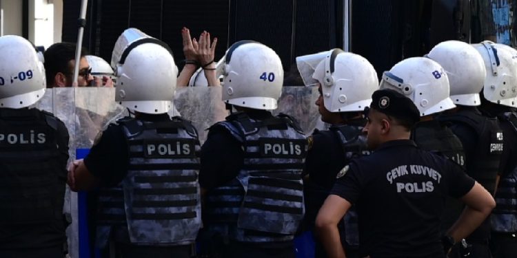 AYM kararı yine çiğnendi, Cumartesi Anneleri gözaltına alındı!