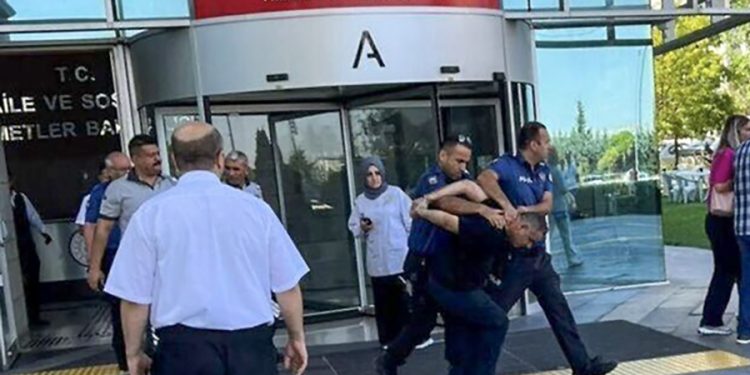 “Açım, geçinemiyorum” diyen vatandaş darp edilip ters kelepçeyle gözaltına alındı