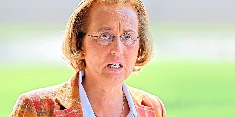 Almanya’da aşırı sağcı politikacıya dışkılı saldırı