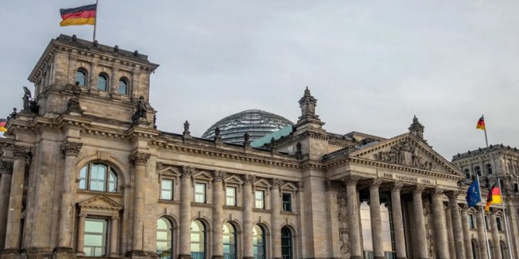 Almanya’da işsizlik parası 3 bin Euro’ya yükseltildi