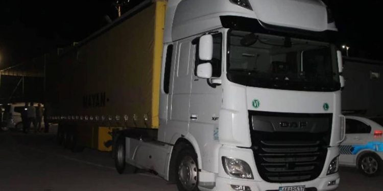 Amasya'da bir TIR'da 70 göçmen bulundu