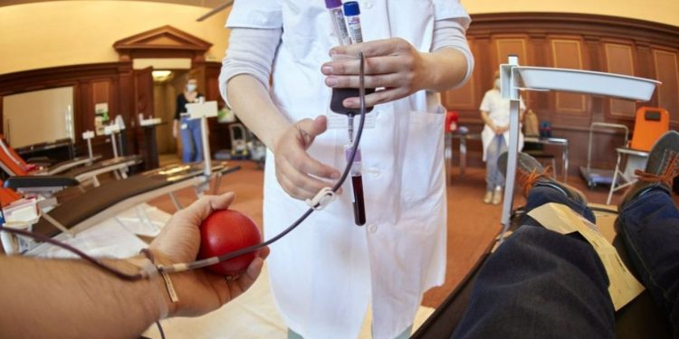 Amerikan Kızılhaçı, eşcinsel ve biseksüel erkeklerin kan bağışı yapma kısıtlamalarını kaldırdı