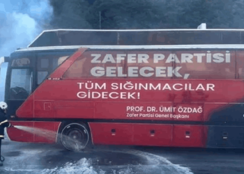Ankara'ya yürüyüş başlatan Ümit Özdağ'ın otobüsünde yangın!