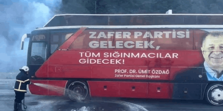 Ankara'ya yürüyüş başlatan Ümit Özdağ'ın otobüsünde yangın!