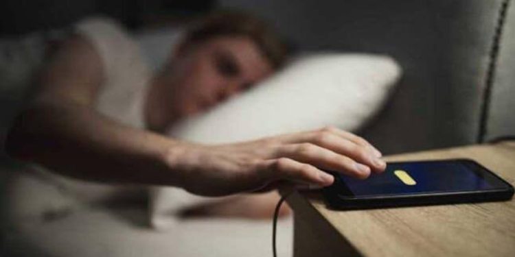 Apple’dan önemli uyarı: ‘Şarja takılı bir iPhone’un yanında uyumayın’