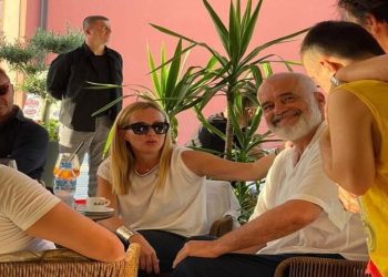 Arnavutluk Başbakanı şikayet etti, restorandan kaçan turistlerin hesabını İtalya ödedi