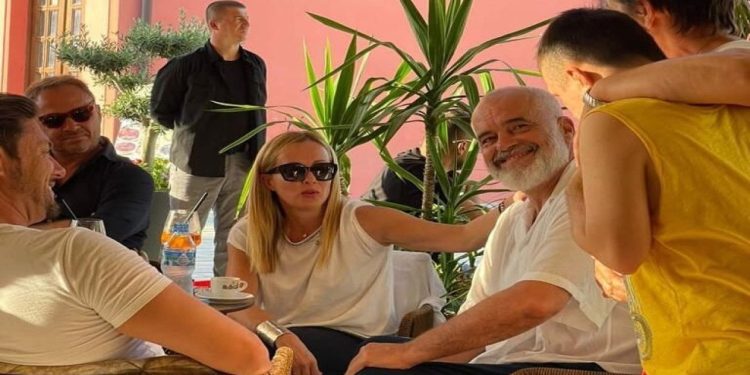 Arnavutluk Başbakanı şikayet etti, restorandan kaçan turistlerin hesabını İtalya ödedi