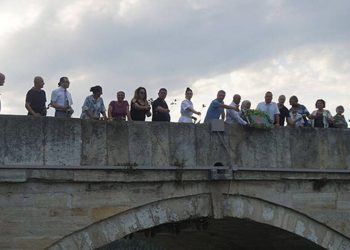 Auschwitz Kampı'nda öldürülen Romanlar için Meriç Nehri'ne çiçek bırakıldı