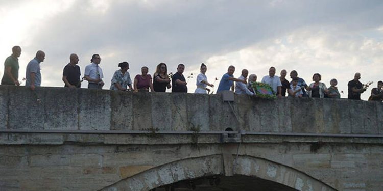 Auschwitz Kampı'nda öldürülen Romanlar için Meriç Nehri'ne çiçek bırakıldı