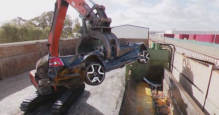 Avustalya’da diğer sürücülere ibret olsun diye, hız sınırını aşan otomobil parçalandı!