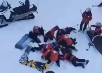 Avustralya'da kayakçıları taşıyan telesiyej koptu: Üç yaralı